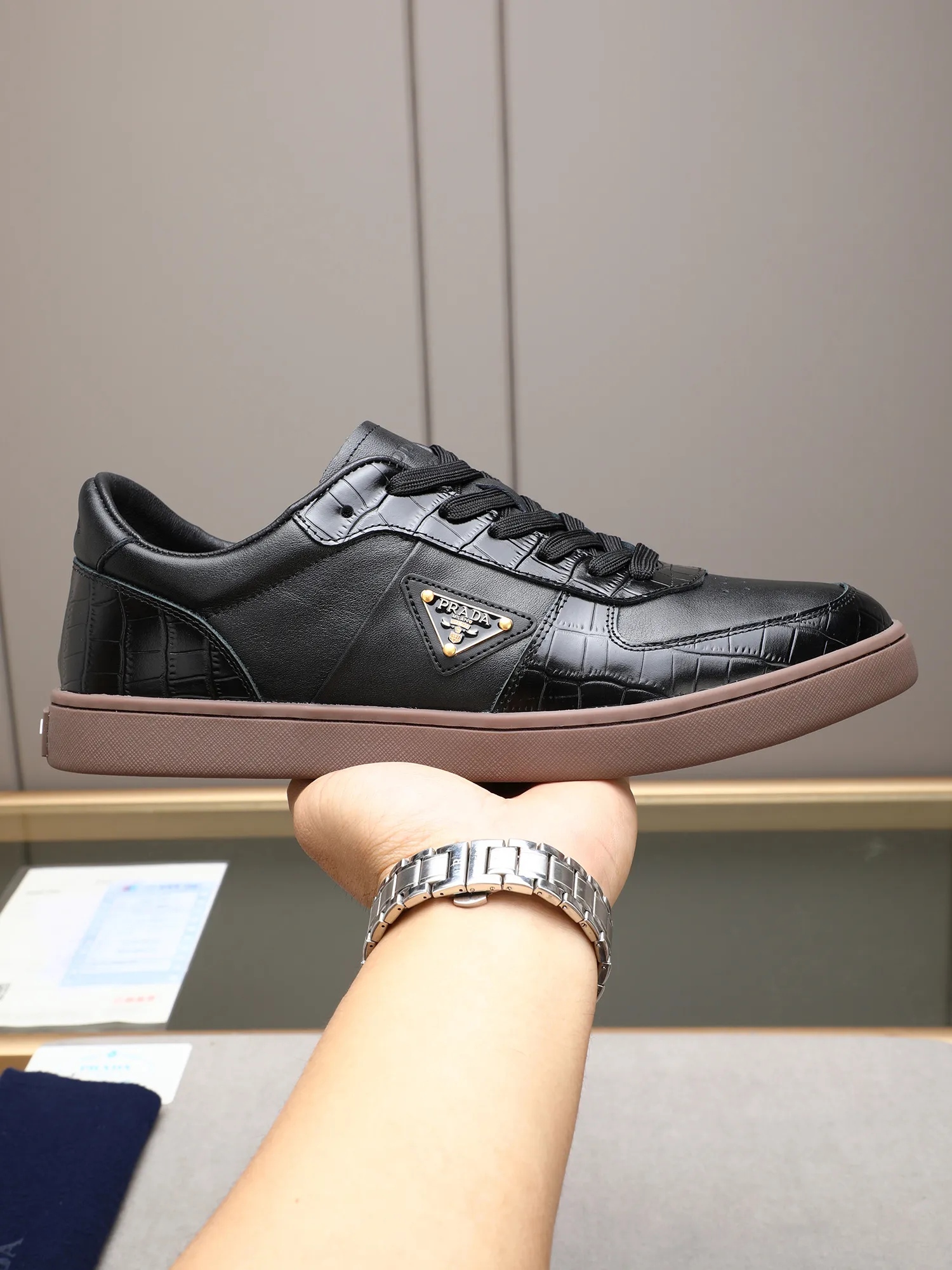 Men's shoes💰420💰 Brand: PRADA (Prada) Standard code: Men's code 38–44 (45 can be customized) Material: Original cowhide, breathable sheep lining Special outsole Style category: Men's fashionable casual sneakers Low-key luxury! Color: actual picture color